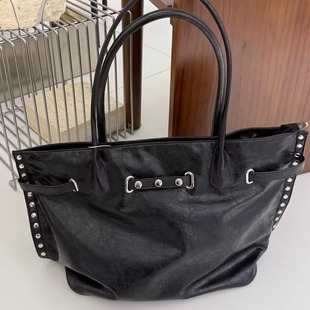 铆钉羊皮纹质感皮带装 饰手提单肩托特腋下包高级大容量通勤上课包