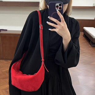 今年秋冬流行的欧韩磨砂牛皮饺子月牙腋下包辫子拉头胸包单肩斜挎