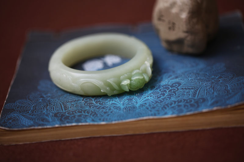 【濯青莲而不妖】天然和田玉青海翠精雕荷花立体手镯一枚精品54.7