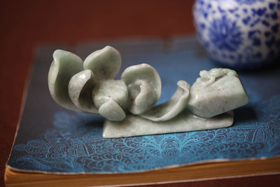 【听取蛙声一片】天然翡翠a货乌鸡种飘绿精雕荷花香插小摆件一枚