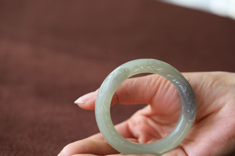 【鱼戏】天然和田玉烟灰紫精雕小鱼镯一枚50.5MM【收藏品】