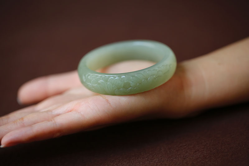 【花开富贵】天然和田玉宽条&ldquo;青海翠&rdquo;精雕牡丹手镯一枚55.2MM