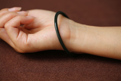 和田玉青玉细圆条手镯一枚