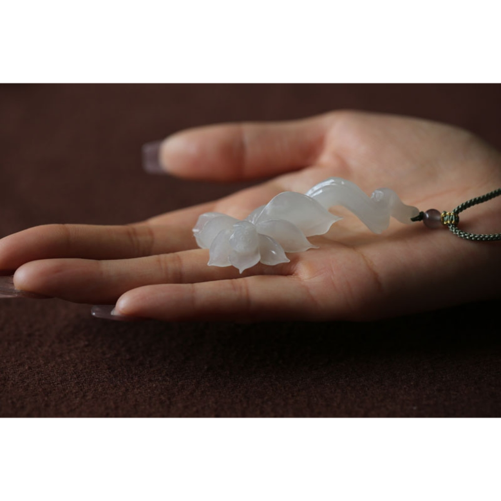 【雪莲花】天然和田玉白玉老料精雕“荷花”吊坠一枚
