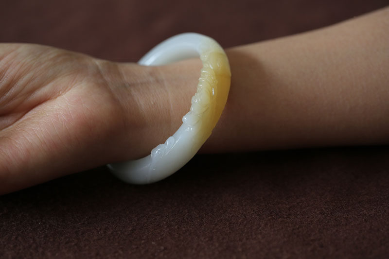 【香荷】天然和田玉糖白玉精雕荷花手镯一枚56.5MM藏品