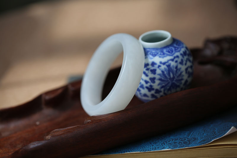 【凝脂】天然和田玉老料宽条古典白玉美人手镯一枚 58.6 藏品