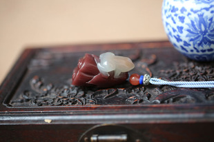 【听取蛙声一片】天然紫绿玛瑙手工雕刻荷花青蛙莲蓬坠子一枚特