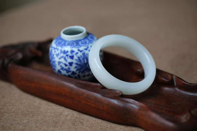 【凝脂】天然和田玉老料宽条古典白玉美人手镯一枚 56.5 藏品