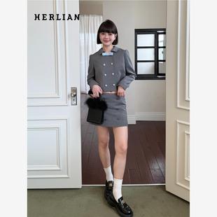 设计师HERLIAN2025年秋季新品女士半裙双排扣设计超短裤裙