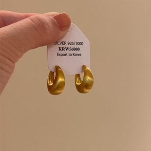 金色拉丝C型几何耳环2026新款爆款高级感小众设计耳扣复古耳饰女