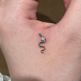 mini银蛇仿闪钻耳骨钉女款轻奢小众高级感耳钉合适养耳洞耳饰耳环