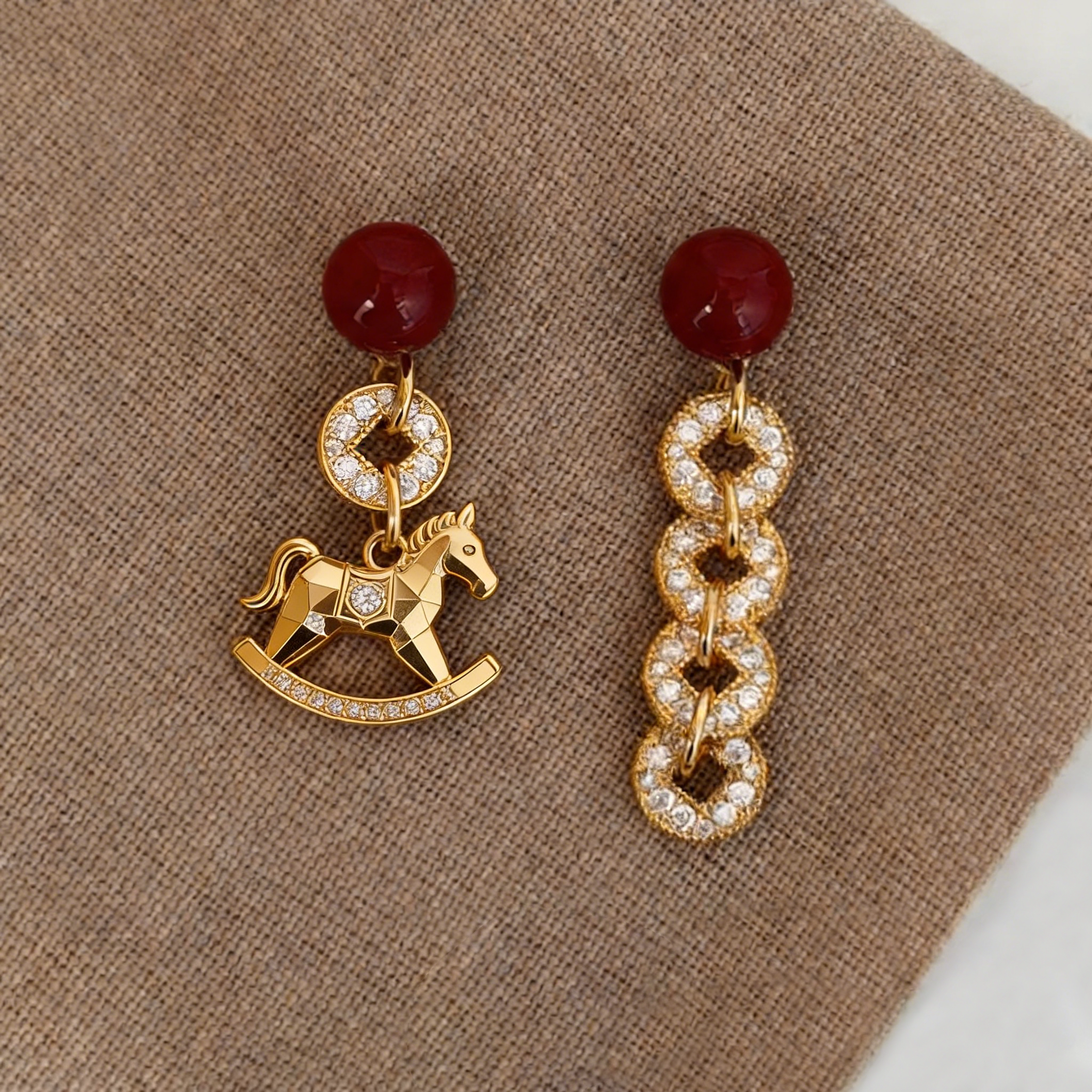 S925纯银不对称金色小马钱币耳环女2026马年本命年耳钉高级感耳饰