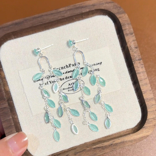 薄荷绿叶子流苏耳钉2025新爆款耳环清冷感小众气质灵动长款耳饰女