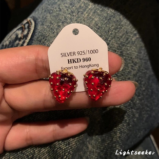 S925纯银红色铆钉草莓耳钉女轻奢小众设计高级感耳环可爱水果耳饰