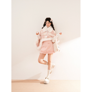 【草莓蛋糕】冬季甜妹穿搭三件套装女格纹雪球斗篷+内搭长袖+短裙