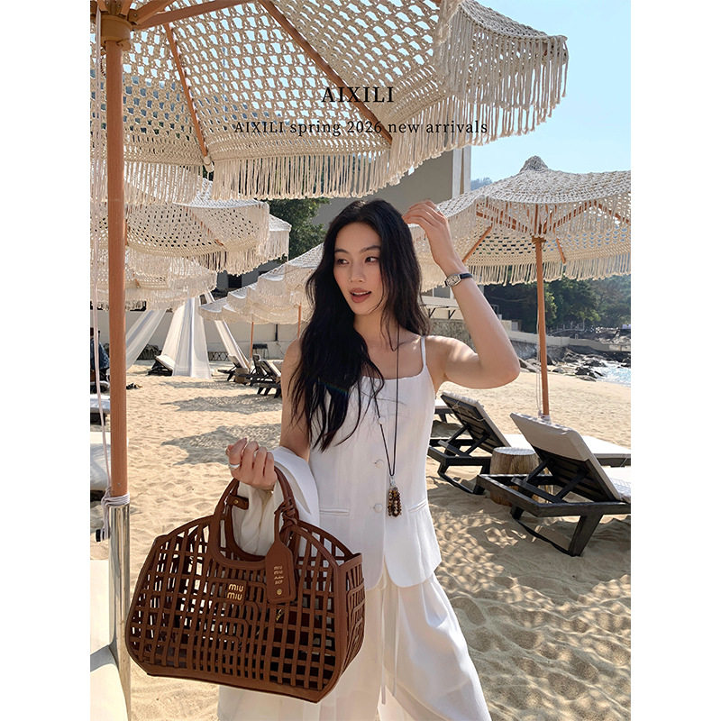 爱西里2026春季气质简约高级感单排扣方领内搭吊带马甲背心上衣女