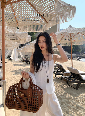 爱西里2026春季气质简约高级感单排扣方领内搭吊带马甲背心上衣女