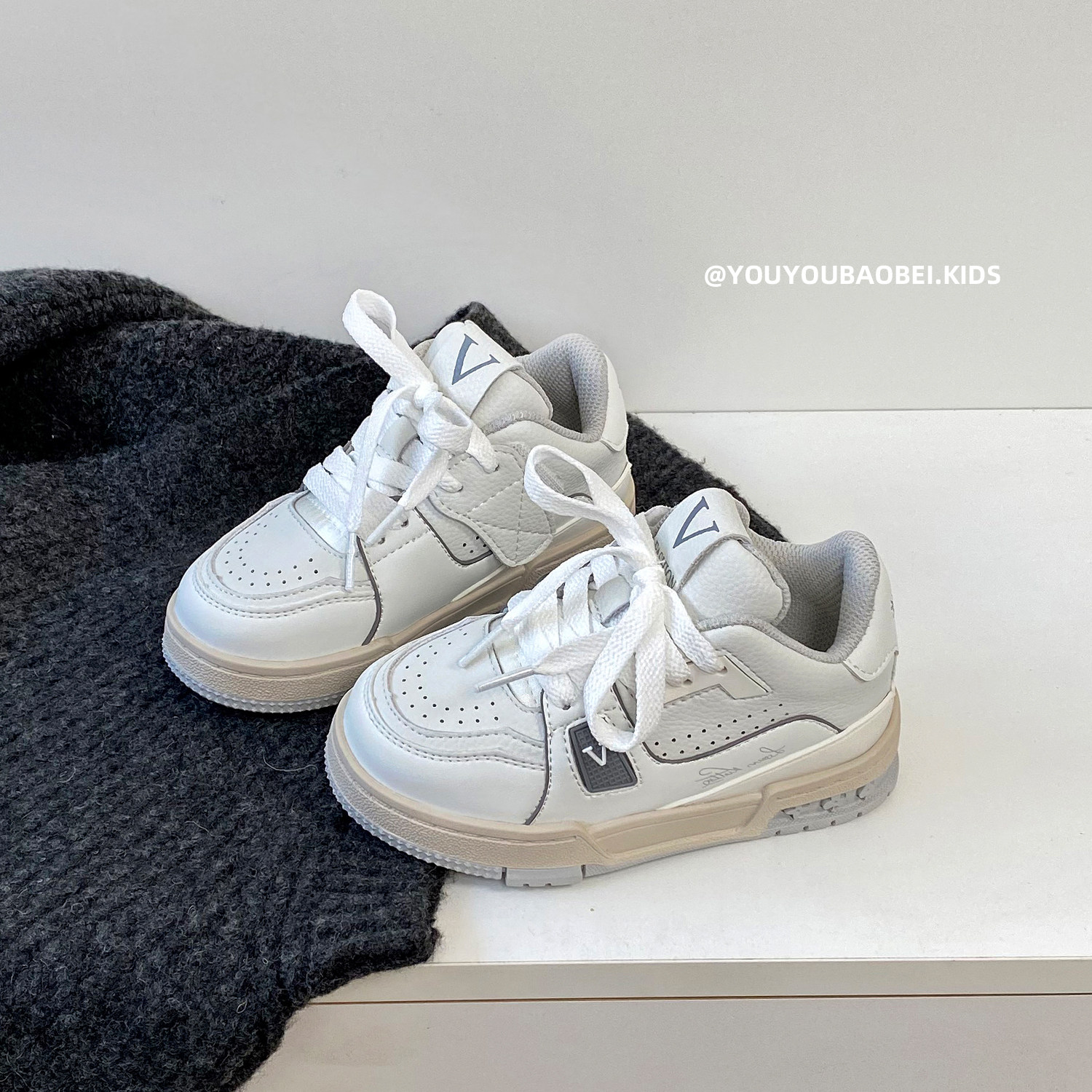 儿童板鞋时尚运动鞋男童潮酷休闲鞋轻便软底女童魔术贴小白鞋春季