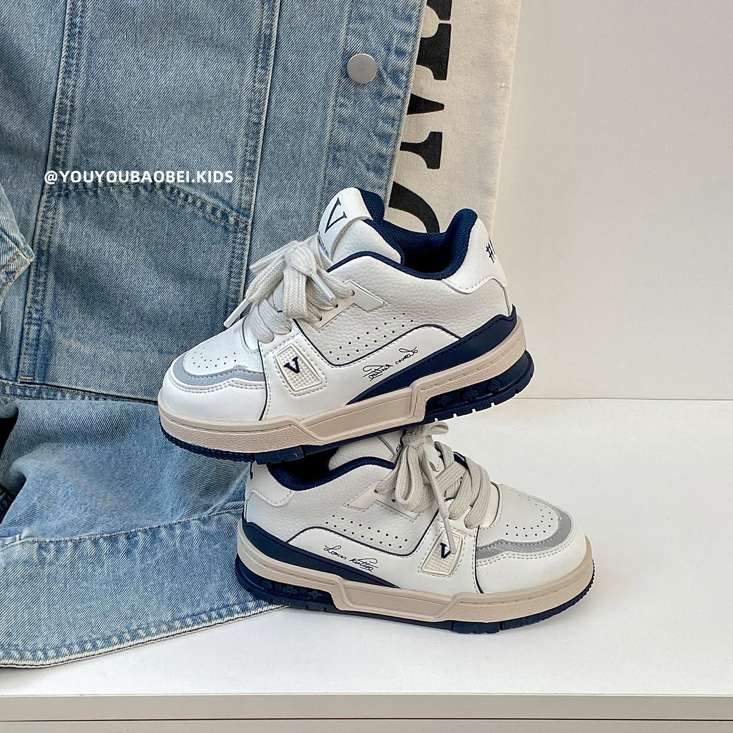 儿童潮酷运动鞋2026春季中大童板鞋男女童魔术贴小白鞋休闲亲子