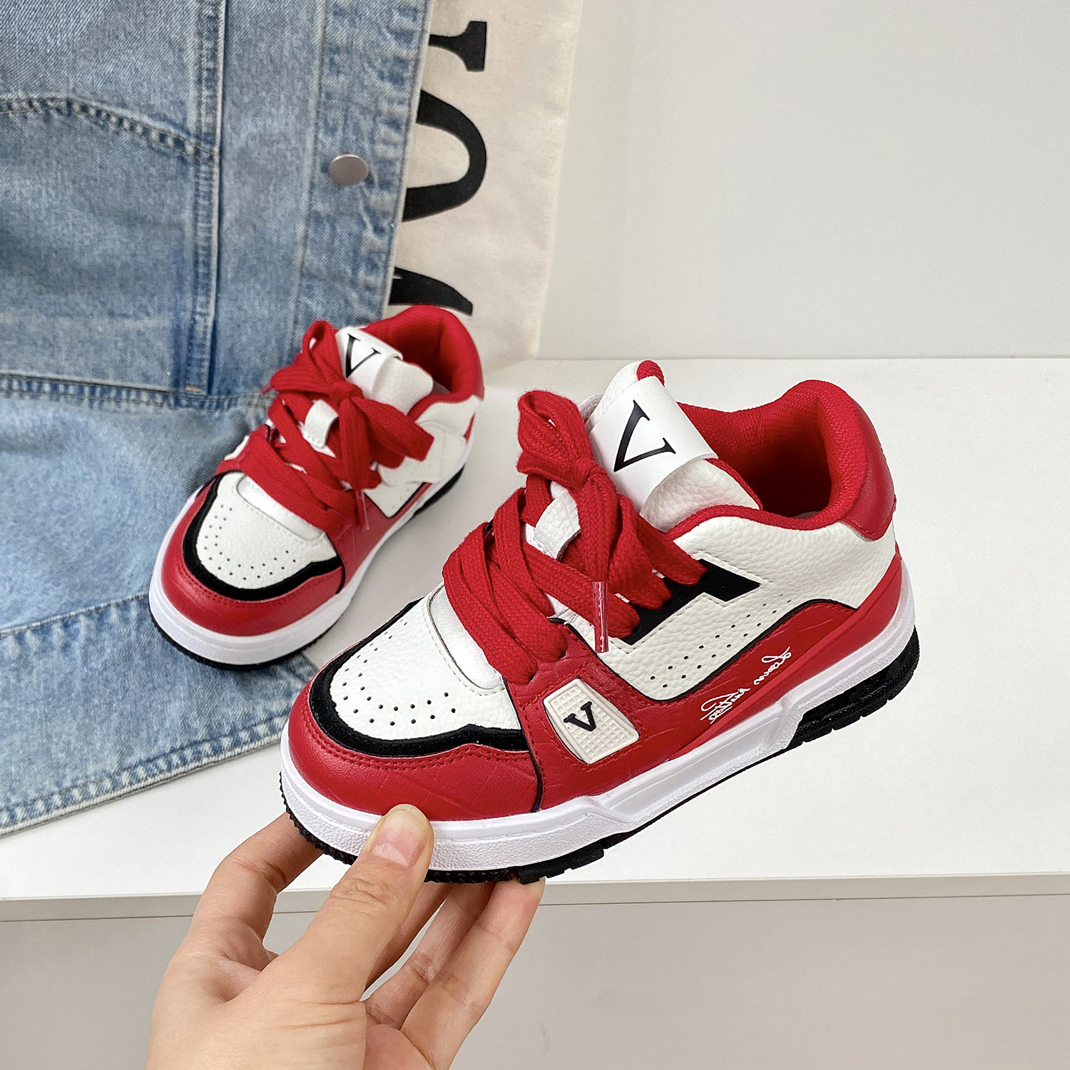 新年儿童红色板鞋2026新款男女童运动鞋潮酷百搭春季中大童休闲鞋