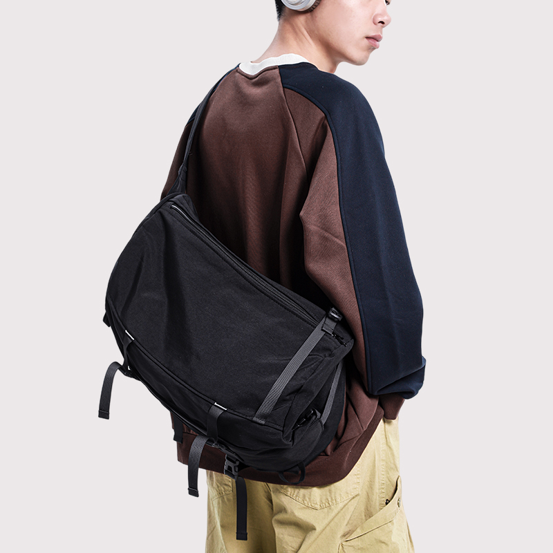 斜挎包机能潮牌通勤邮差包