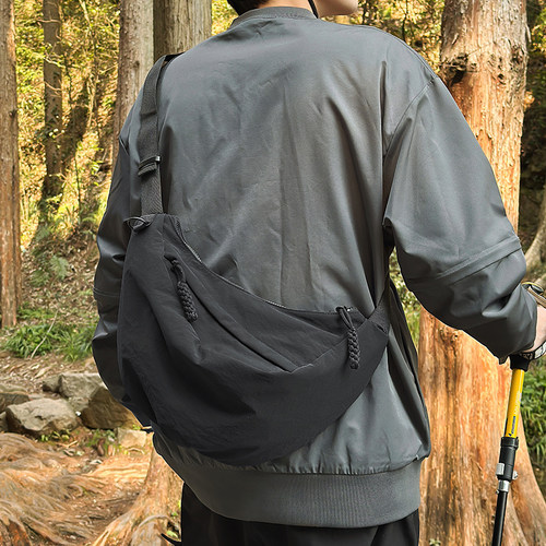 潮牌斜挎包运动饺子包通勤背包