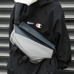 斜挎包男款 运动机车背包通勤邮差包单肩包 机能潮牌胸包骑行包男士