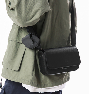 小众潮牌斜挎包男款高级感中性风小方包休闲单肩包通勤挎包手机包