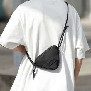 ins潮酷小挎包小众设计感手机包男款斜挎包休闲潮流单肩小背包女