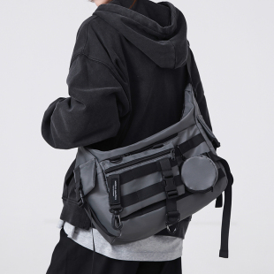 机能斜挎包男款 单肩包男生通勤邮差包运动骑行背包女 ins潮牌工装