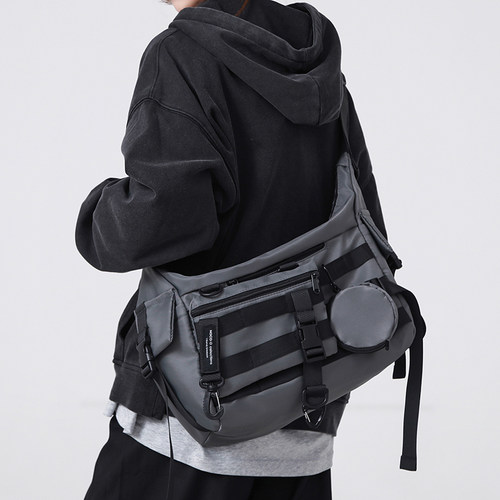 机能潮牌斜挎包工装通勤单肩包