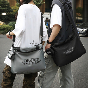 潮牌斜挎包男款机能工装背包运动出行单肩包男生手提短途旅行包女