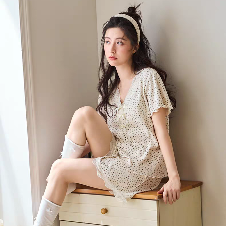黛梦思莫代尔睡衣女款夏季短袖短裤带胸垫家居服宽松波点V领套装