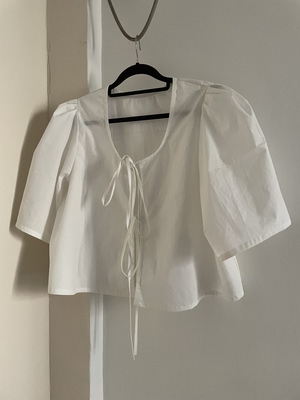 2026春新法式U领泡泡袖系带衬衫中袖气质简约宽松百搭纯白上衣女