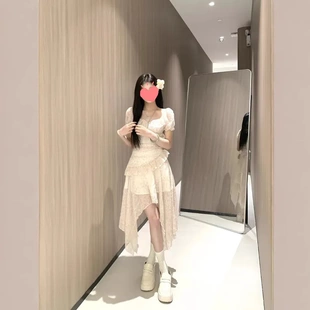 甜美法式不规则碎花连衣裙女夏季别致设计感超仙女露肩荷叶边裙子