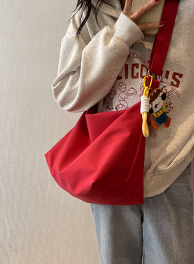 ins单肩包女2025新款夏天红色包包休闲文艺简约布包尼龙布斜挎包