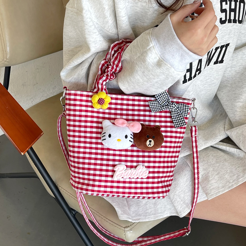 原创ins格子手提帆布包包女2025新款卡通kitty可爱通勤斜挎水桶包