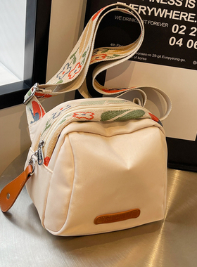 防水尼龙布斜挎包包女2026年流行大容量单肩饺子包小众休闲通勤包