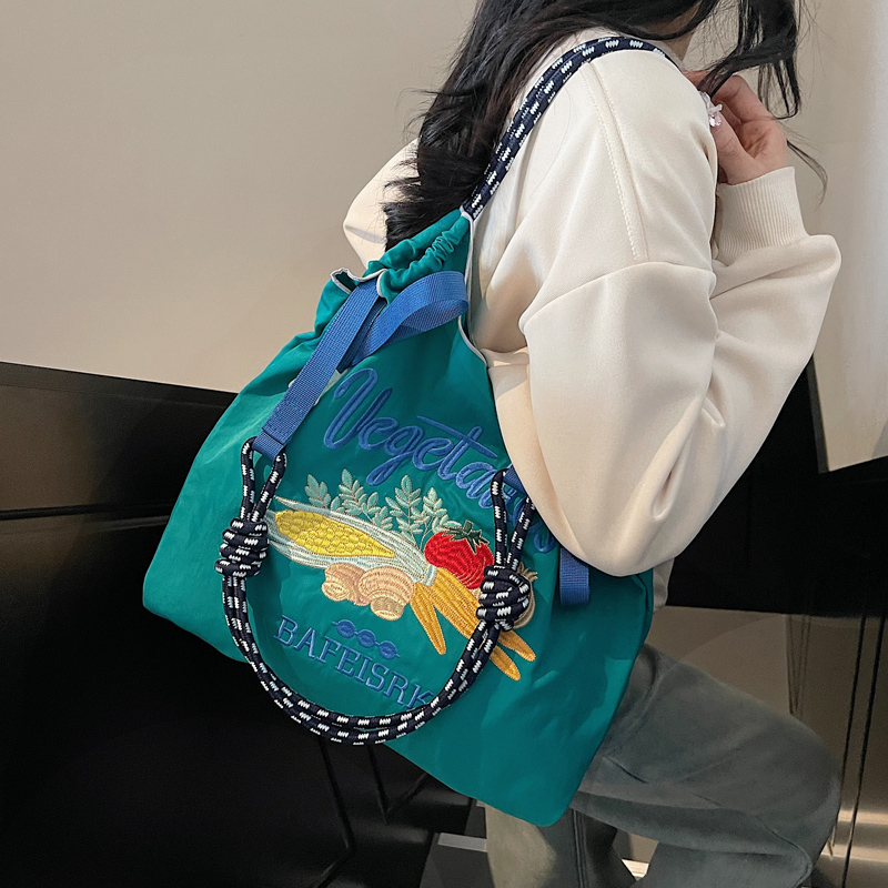 2025新款高圆圆同款蔬菜刺绣包女