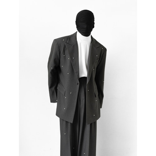 珍珠点缀立体裁剪宽松西服套装