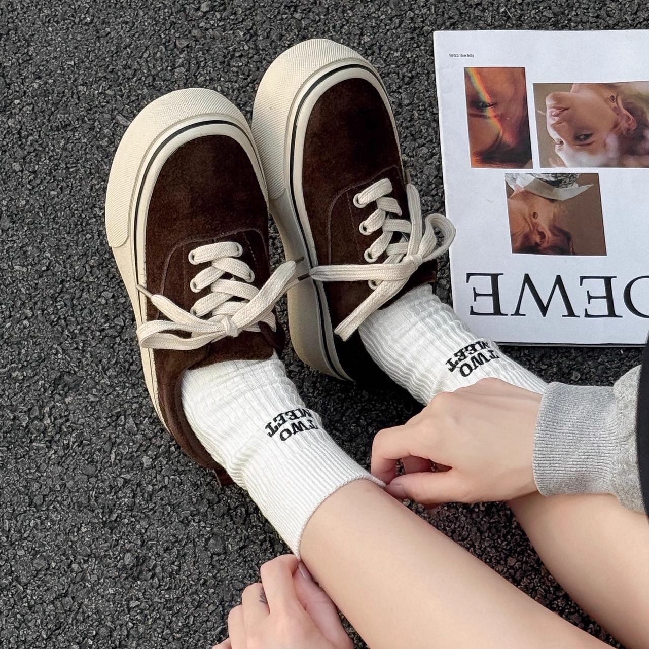 艾模儿灰色摩卡色豹纹厚底加绒板鞋2025秋冬女鞋时尚百搭舒适韩版