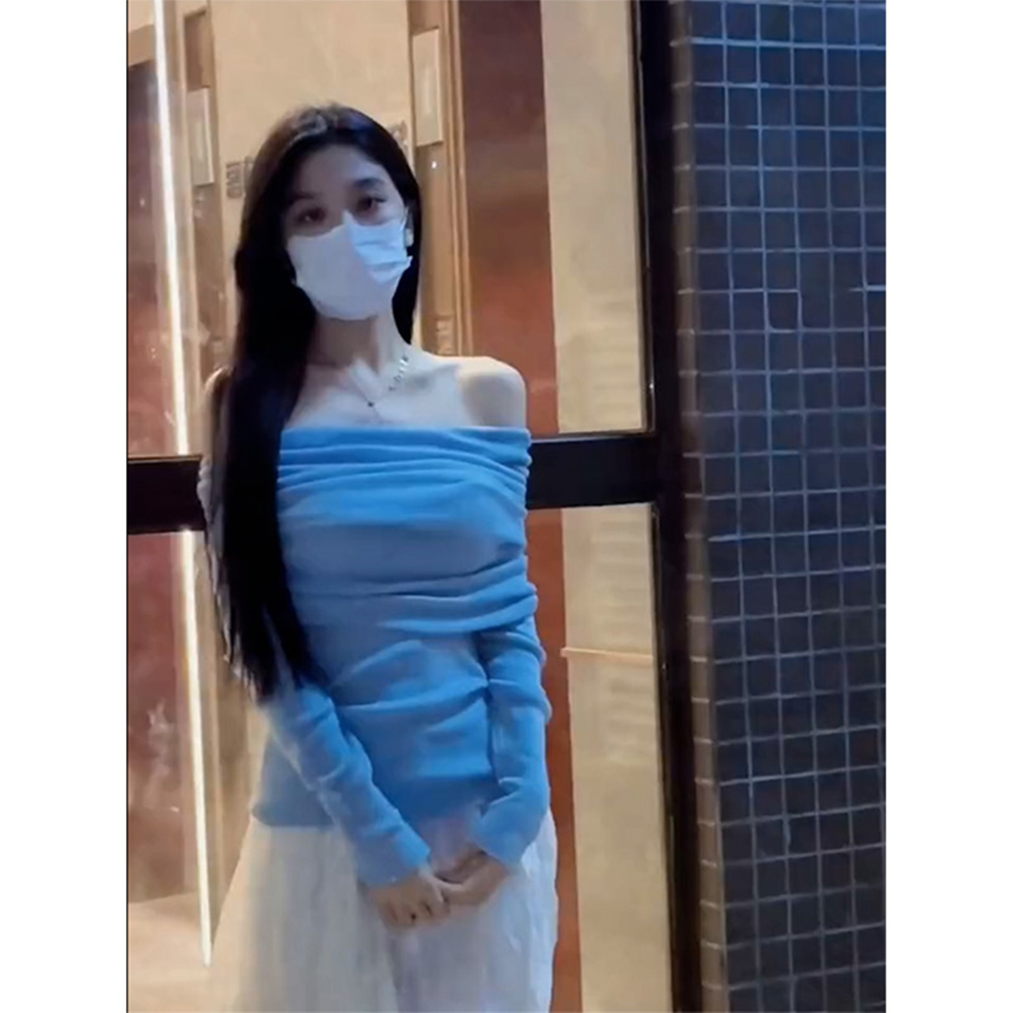 蓝色一字肩上衣女春秋设计感小众气质露肩巨好看针织衫毛衣打底衫