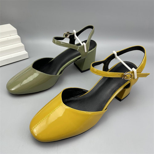 其他包头一字扣粗跟后空凉鞋