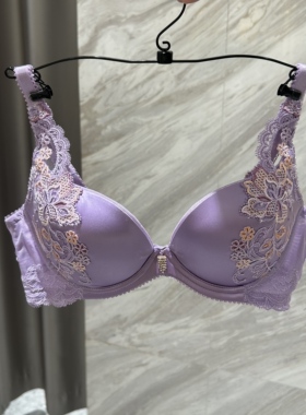 兰卡文La clover 26新赞歌中厚模杯聚拢文胸LC11AAQ1女隆胸效果。