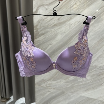 兰卡文La clover 26新赞歌中厚模杯聚拢文胸LC11AAQ1女隆胸效果。