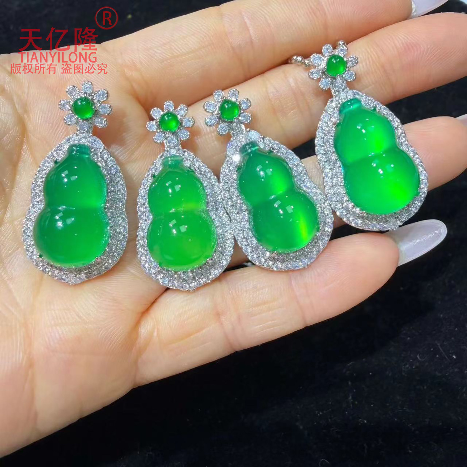 冰绿玉髓葫芦吊坠子女款百搭轻奢高级感翡翠色玛瑙葫芦项链子挂件