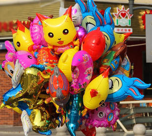 公园街边摆摊手牵大号可爱卡通气球升天动物造型汽球儿童牵线飞天