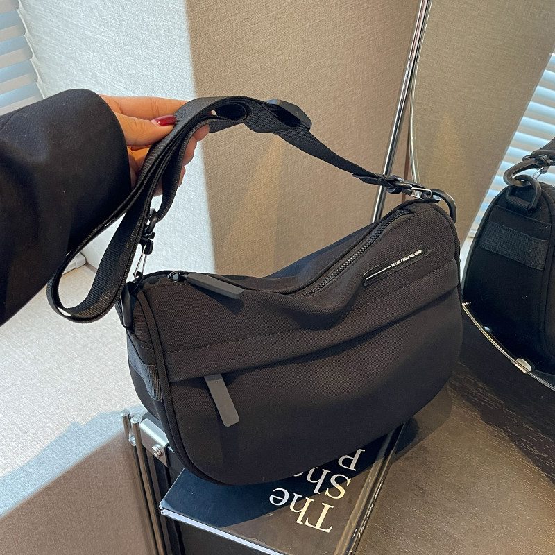 暗黑风潮酷小款包包女士休闲斜挎包高级感小众单肩包轻便饺子包包