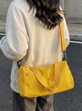 高颜值黄色中号休闲手提斜挎包学生户外短途旅行包轻便健身包女生