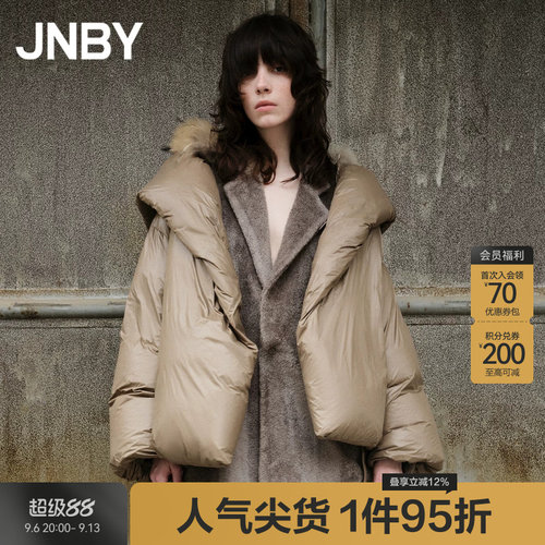 JNBY/江南布衣冬季羽绒服中长款连帽毛领宽松休闲亮面通勤外套女